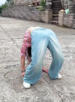 牛仔裤美女下腰