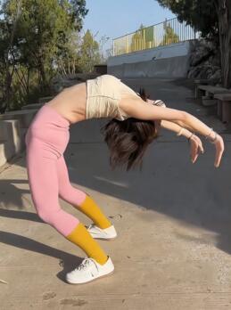 粉色瑜伽裤美女练习