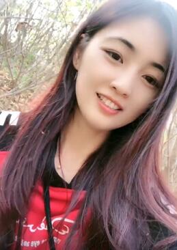知道漂亮的小姐姐手里拿的是什么植物吗