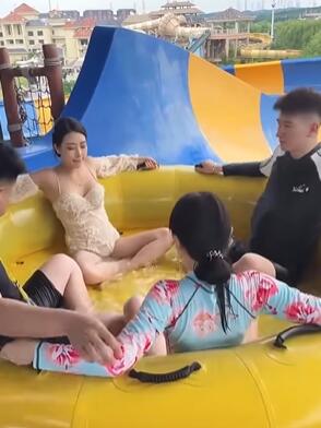 水上乐园美女